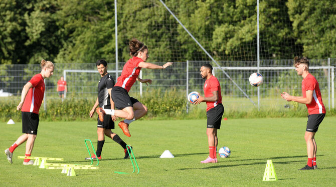 Trainingsauftakt beim SSV Reutlingen. Von links: Willie Sauerborn, Athletik-Trainer Stefan Hommel, Nils Staiger, Toni Suddoth un