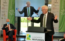 Ministerpräsident Winfried Kretschmann ist der Einladung von Landrat Thomas Reumann zum Port Gesundheitszentrum nach Bernloch ge