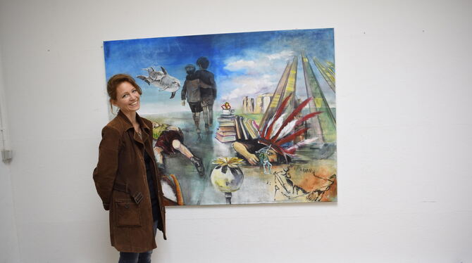 Diana Barth vor einem ihrer Bilder, die dem Symbolismus zuzurechnen sind: Die zweifache Mutter ist Malerin, Mesnerin, Postzustel