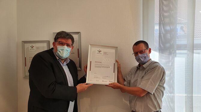 Noch ist Platz an der Wand für ein drittes Zertifikat: Oberbürgermeister Dr. Ulrich Fiedler (links) und Bereichsleiter Jan Keppl