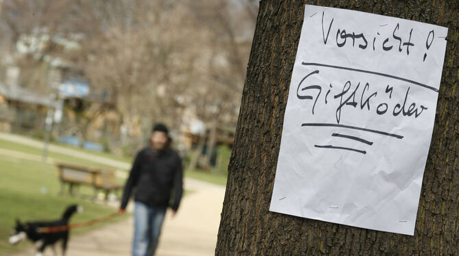 In diesem Park in Berlin warnt ein Zettel vor möglichen Giftködern. In Walddorfhäslach warnt die Gemeindeverwaltung auf ihrer In In diesem Park in Berlin warnt ein Zettel vor möglichen Giftködern. In Walddorfhäslach warnt die Gemeindeverwaltung auf ihrer In