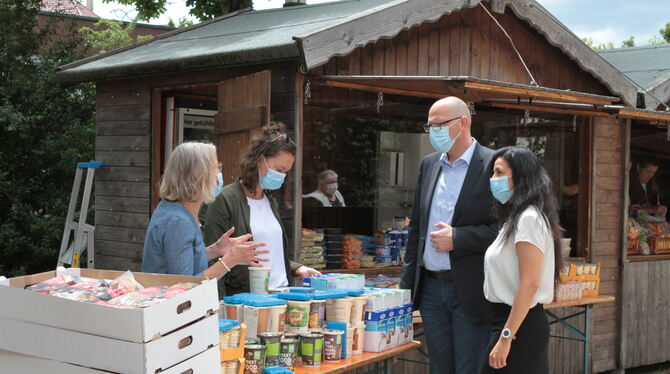 Masken sind auch auf dem Tafelmarkt Pflicht – gespendet haben sie der Unternehmer Stefan Bork und seine Frau (rechts).  FOTO: SC