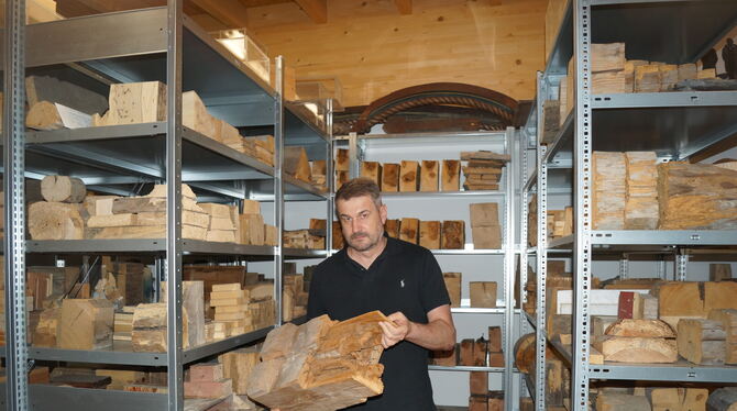 Robert Ott in seiner Asservatenkammer mit Fundstücken von seinen Baustellen.  FOTO: WURSTER
