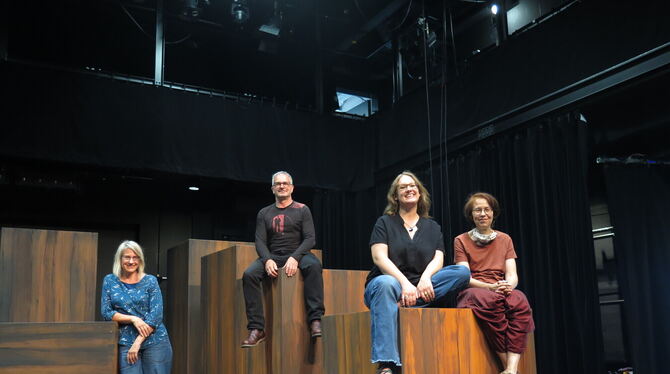 Im Bühnenbild zum Reutlinger Sommertheater mit Friedrich Schillers »Die Räuber«: Tonne-Dramaturgin Karen Schultze, Intendant Enr