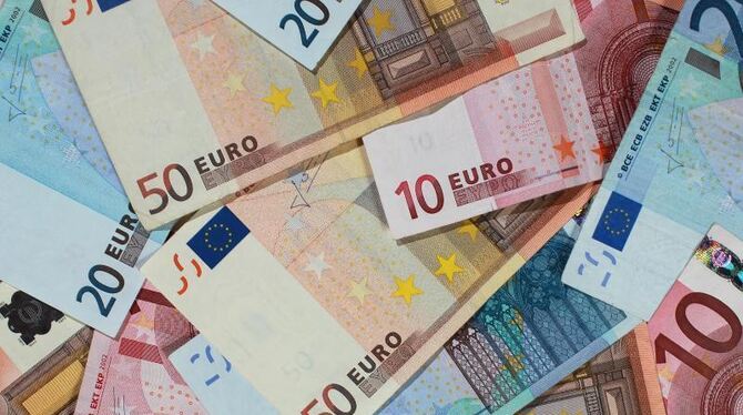 Banknoten von 50, 20 und 10 Euro liegen auf einem Haufen
