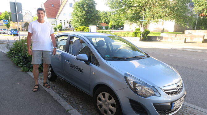 Elmar Damrau macht in Wannweil Car-Sharing und nutzt dafür das Auto der Teilauto-Genossenschaft Tübingen.  FOTO: KLEIN