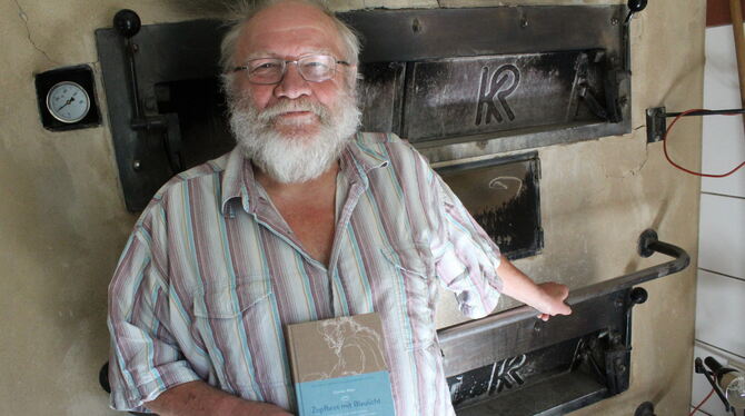 Günther Weber hat sein zweites Buch veröffentlicht. Titel: »Zopfbrot mit Blaulicht«. In seinem Holzofen entstehen duftende Backw