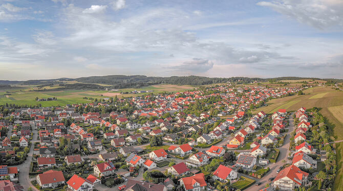 Auingen aus der Drohnen-Perspektive: Das Dorf ist in den vergangenen Jahrzehnten um etliche Neubauten gewachsen.  FOTO: DEHNE