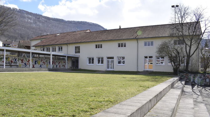 Die Zwergschule in Glems könnte mit christlichem Konzept neu belebt werden.  FOTO: FÜSSEL