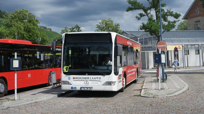 Am Busbahnhof in Metzingen ist die Welt noch in Ordnung. Der Bus von Kocher Lutz der Linie 203 fährt nach Mittelstadt. FOTO: KLE