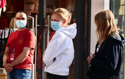 Kleines Stoffstück, große Negativ-Wirkung: Seit Einführung der Maskenpflicht ist vielen Kunden die Lust am Einkaufsbummel vergan