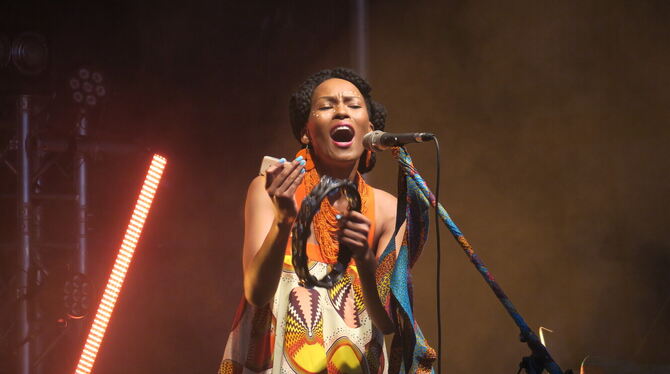 Stimme voller Leidenschaft und Gefühl: Thabilé beim Auftritt auf dem Paketpostgelände.   FOTO: KNAUER