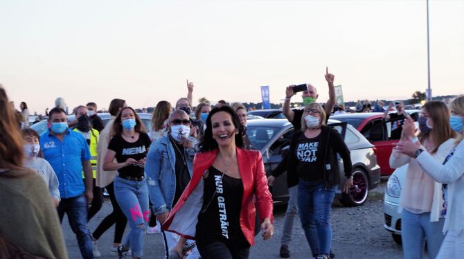 Viele Fans, wenig Abstand: Nena genießt bei ihrem Auftritt im Autokino beim Stuttgarter Flughafen das Bad in der Menge.   FOTO: