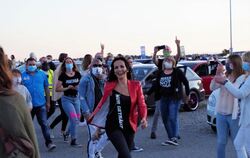 Viele Fans, wenig Abstand: Nena genießt bei ihrem Auftritt im Autokino beim Stuttgarter Flughafen das Bad in der Menge.   FOTO: 