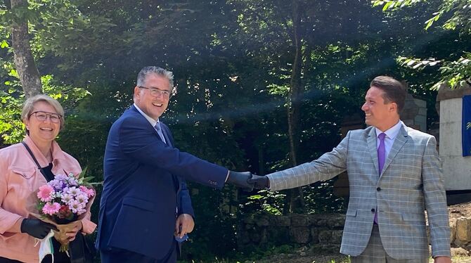 Der CDU-Kreisvorsitzende Manuel Hailfinger gratuliert Claudia und Michael Donth – mit Abstand und Handschuh.  FOTO: PARTEI