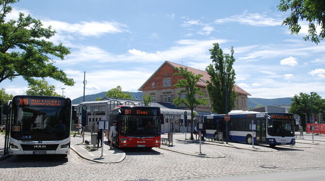 Drehkreuz Bahnhofsvorplatz Metzingen: Hier treffen sich Stadt- und Regionalverkehrsbusse und nehmen auch Zugfahrgäste auf.  FOTO