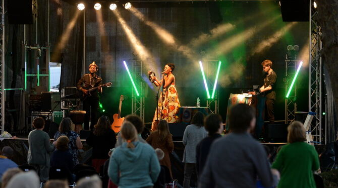 Thabilé und Gitarrist Steve Bimamisa. Thabilé und Gitarrist Steve Bimamisa.