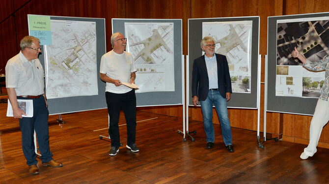 Präsentierten die Siegerentwürfe (von links): Oberbürgermeister Thomas Keck, Preisgerichtsvorsitzender Wolfgang Riehle, Tiefbaua