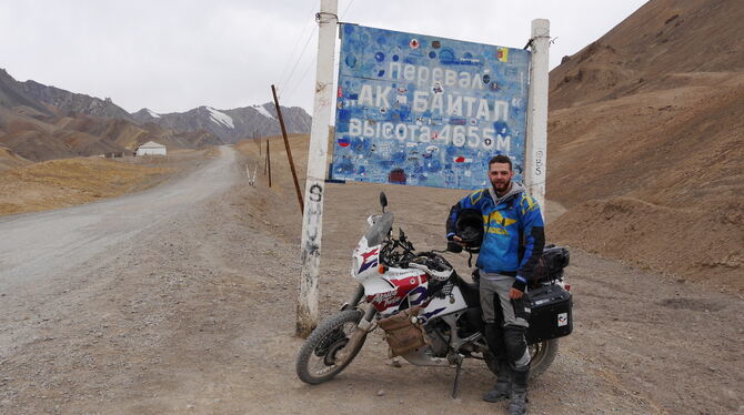 Felix Reisch auf dem Pamir-Highway in Tadschikistan. Der Ak-Baital-Pass führt auf 4 655 Meter, wo die Luft dünn wird. Höhenkrank