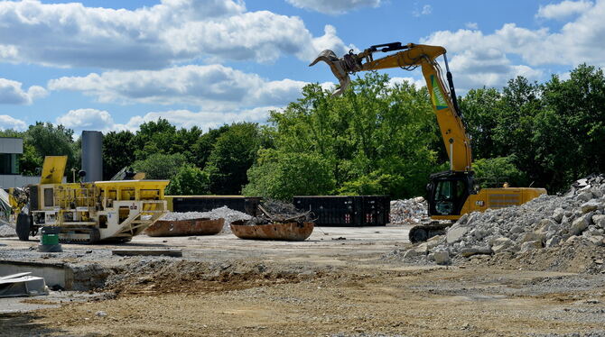 Die ehemalige Flüchtlingsunterkunft in der Betzinger Carl-Zeiss-Straße ist abgerissen. FOTO: NIETHAMMER Die ehemalige Flüchtlingsunterkunft in der Betzinger Carl-Zeiss-Straße ist abgerissen. FOTO: NIETHAMMER