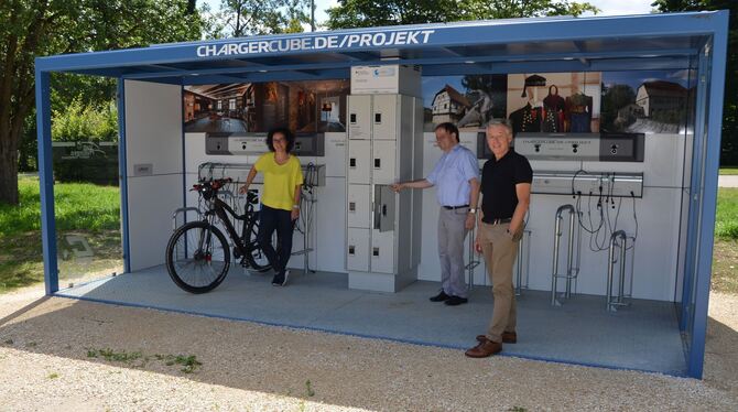Der ChargerCube am Schönbergbad steht allen E-Bikern zur Verfügung. Präsentiert wird er von Sabine Hohloch, im Rathaus zuständig