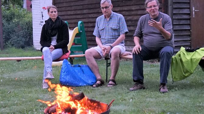 Fast wie ein Märchenerzähler: Nikolai von Krusenstiern (rechts) erklärt Physik in einfachen Worten am Lagerfeuer. FOTO: STRAUB Fast wie ein Märchenerzähler: Nikolai von Krusenstiern (rechts) erklärt Physik in einfachen Worten am Lagerfeuer. FOTO: STRAUB