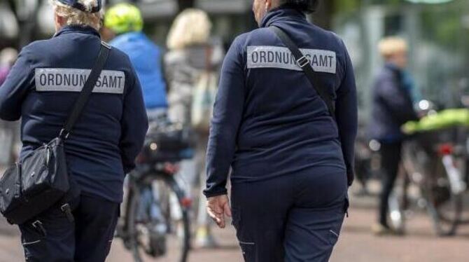 Zwei Mitarbeiterinnen von einem Ordnungsamt.