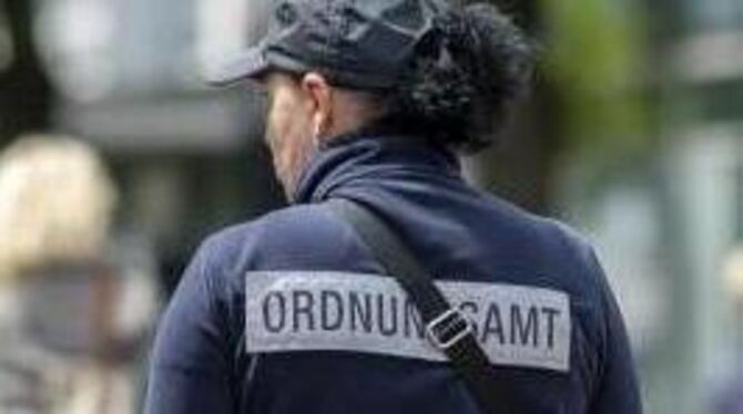 Zwei Mitarbeiterinnen von einem Ordnungsamt.