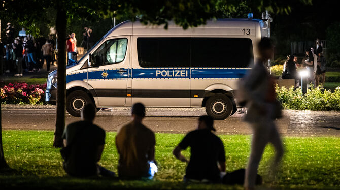 Stuttgart bei Nacht. Der Tübinger Kriminologe Jörg Kinzig vermutet eine Art Nachholeffekt als Folge des Lockdowns.  FOTO: DPA.