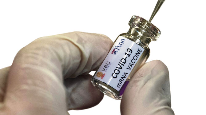 Weltweit wird an einem  Impfstoff gegen Corona geforscht. Hier extrahiert  in Thailands Hauptstadt Bangkok ein Labortechniker   
