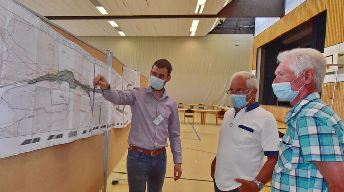 Straßenplaner Achim Mall erläutert den beiden Ofterdingern Werner Mayer und Gerhard Kern den Trassenverlauf der neuen B 27.  FOT