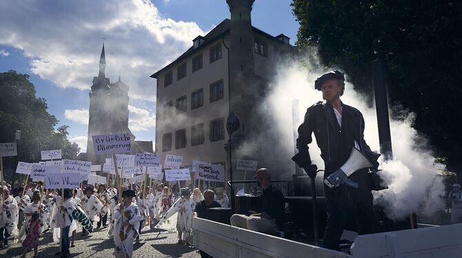 Schauspieler Peer Oscar Musinowski (rechts) führt in der Rolle des Musik- Revolutionärs Richard Wagner den Demonstrationszug an.