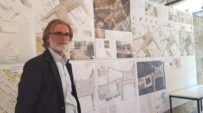 Der Landschaftsarchitekt Michael Glück bei der Ausstellungseröffnung. FOTO: KÜSTER