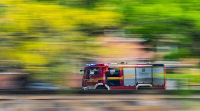 Ein Löschfahrzeug der Feuerwehr fährt zu einem Einsatz