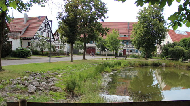 Der Platz zwischen Hüle und Dorfgemeinschaftshaus in Bernloch soll neu gestaltet werden. FOTO: DEWALD