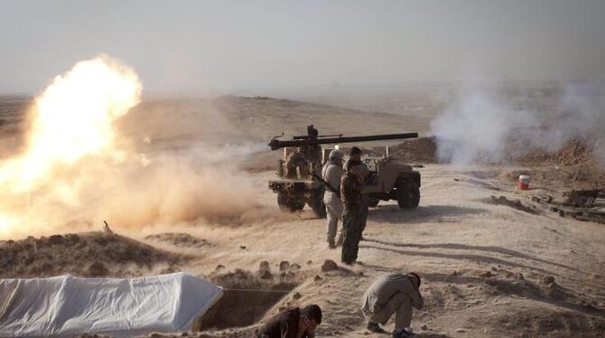 Kurdische Kämpfer beschießen Stellungen der Islamisten. Foto: Jm Lopez / Archiv Kurdische Kämpfer beschießen Stellungen der Islamisten. Foto: Jm Lopez / Archiv