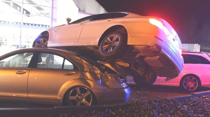 Überhöhte Geschwindigkeit war nach Polizeiangaben Ursache eines spektakulären Unfalls in einem Bad Uracher Autohaus.  FOTO: FELD