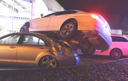 Überhöhte Geschwindigkeit war nach Polizeiangaben Ursache eines spektakulären Unfalls in einem Bad Uracher Autohaus.  FOTO: FELD