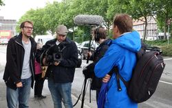 extra3-Autor Daniel Sprenger (links) und sein Filmteam bei Dreharbeiten an der Reutlinger Lederstraße.