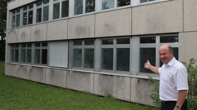 Rektor Uwe Stark vor dem G-Bau der Freibühlschule.  FOTO: SCHRADE