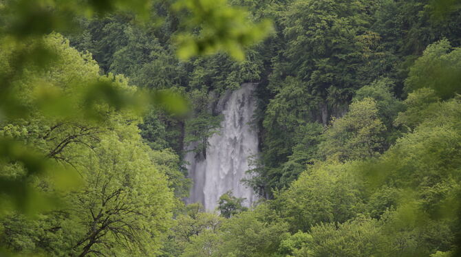 Zu allen Jahreszeiten ein Touristen-Magnet: der Uracher Wasserfall. Im Maisental wird Parken künftig teurer. Im Gegenzug haben G