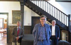 Der künstlerische Leiter Florian Prey (vorn), Stiftungsvorstand Thomas Braun (links) und Bürgermeister Elmar Rebmann stellten im