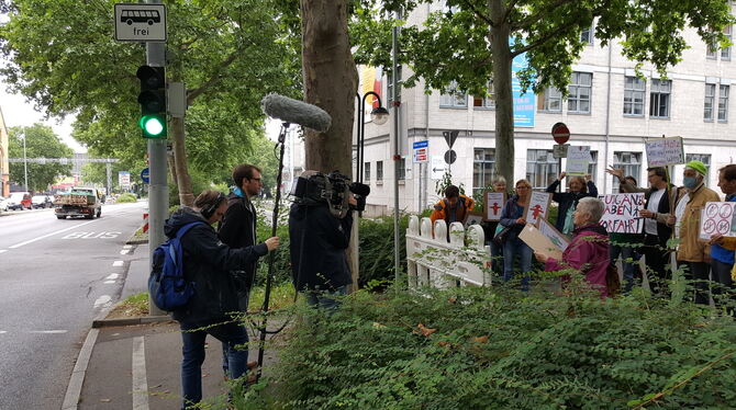 NDR-Team und Demonstranten beim Dreh an der Lederstraße. FOTO: GLITZ