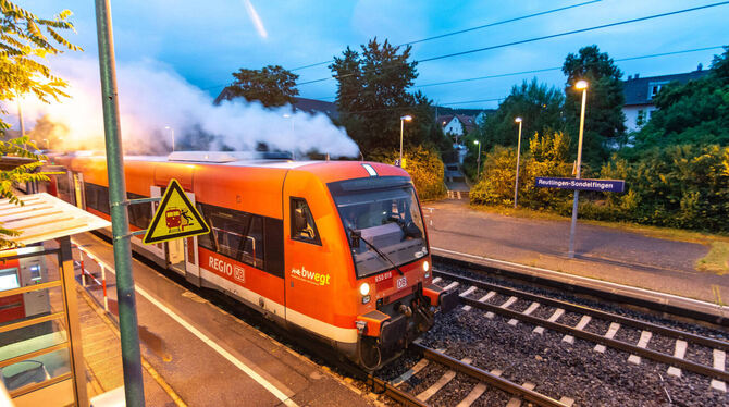 Der rauchende Regionalexpress im Bahnhof von Sondelfingen.