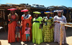 Stolze, freundliche Damen: Die Straßenverkäuferinnen der Herero (von links) Elisabeth, Franziska, Rose, Dorkas und Annamarie mit