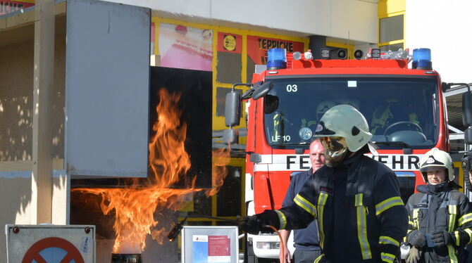 Den Kampf gegen die Flammen, hier beim Sicherheitstag, üben die Wehren zur Zeit nur online.  FOTO: MEYER