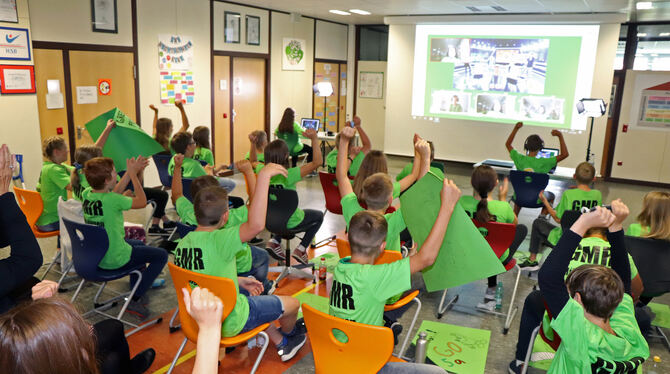 Kräftig anfeuern: Die Klasse 5a der Gustav-Mesmer-Realschule nahm als Team »Frösche« am Tigerenten Club teil.  FOTO: BLOCHING