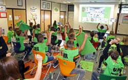 Kräftig anfeuern: Die Klasse 5a der Gustav-Mesmer-Realschule nahm als Team »Frösche« am Tigerenten Club teil.  FOTO: BLOCHING