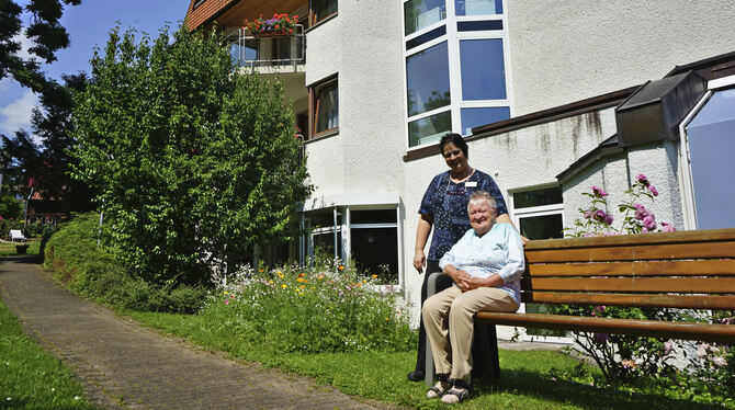 Pflegedienstleiterin Petra Renz-Köhl und Bewohnerin Agathe Meier in der großzügigen Grünanlage des Seniorenzentrums St. Elisabet