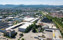 Das ehemalige Willi-Betz-Gelände, künftig »RT unlimited« genannt; rechts die Bahnlinie, vorne links das alte Verwaltungsgebäude.